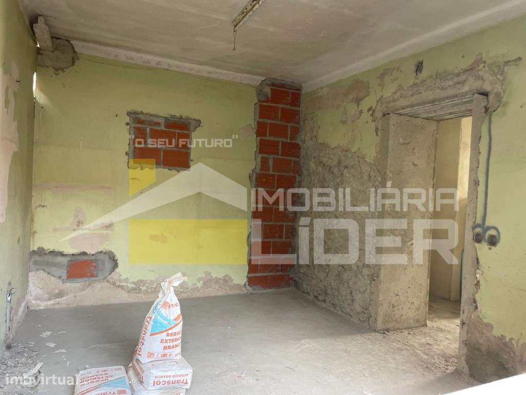 Moradia em fase de construção inserida em terreno urbano com 152m2 ... - Grande imagem: 4/12