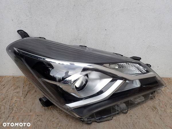 LAMPA PRAWA REFLEKTOR TOYOTA YARIS 3 III LIFT 2017-2020R - 1