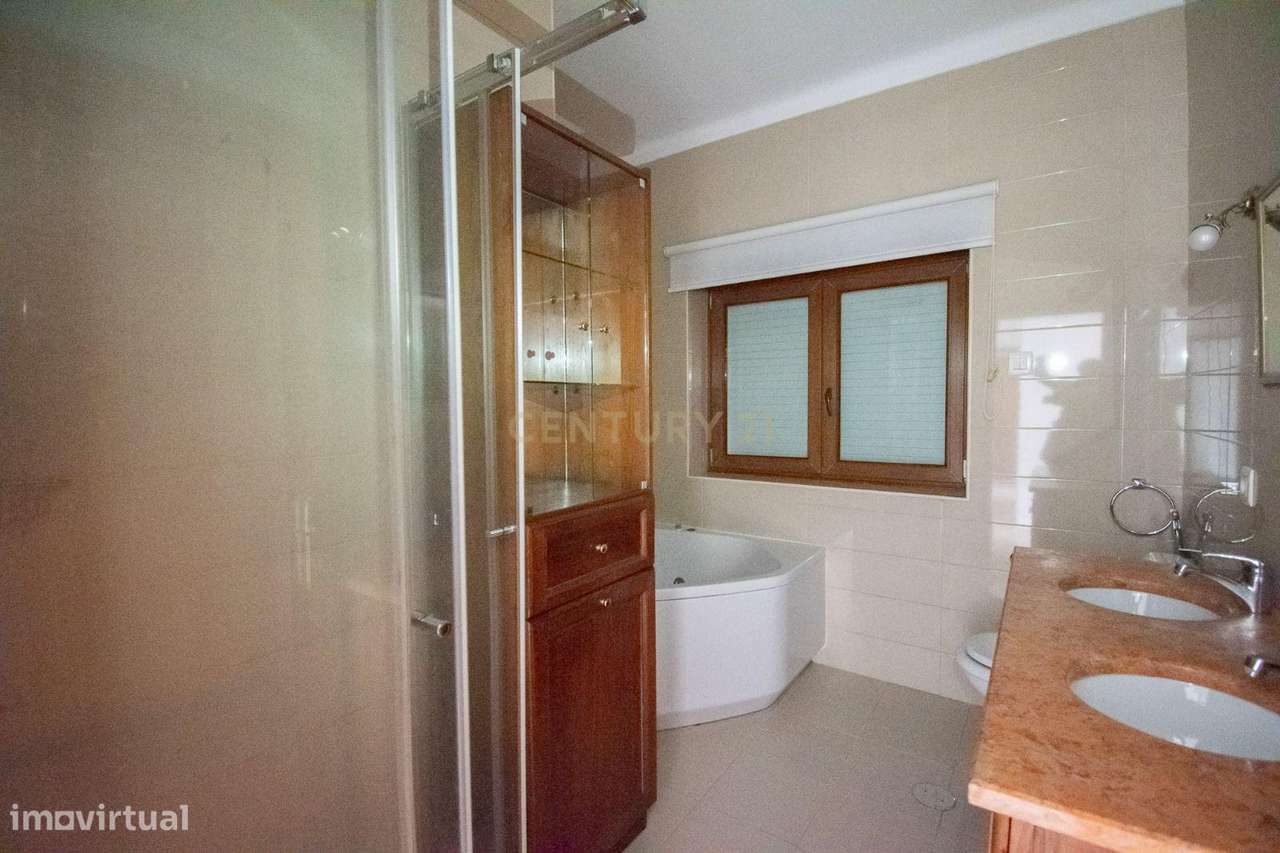 Moradia Exclusiva no Coração dos Olivais – Conforto, Espaço e Tranquil-16