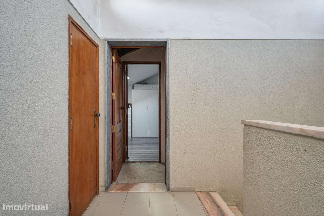 Apartamento T2+1 Totalmente Remodelado no Casal do Marco, Seixal-17