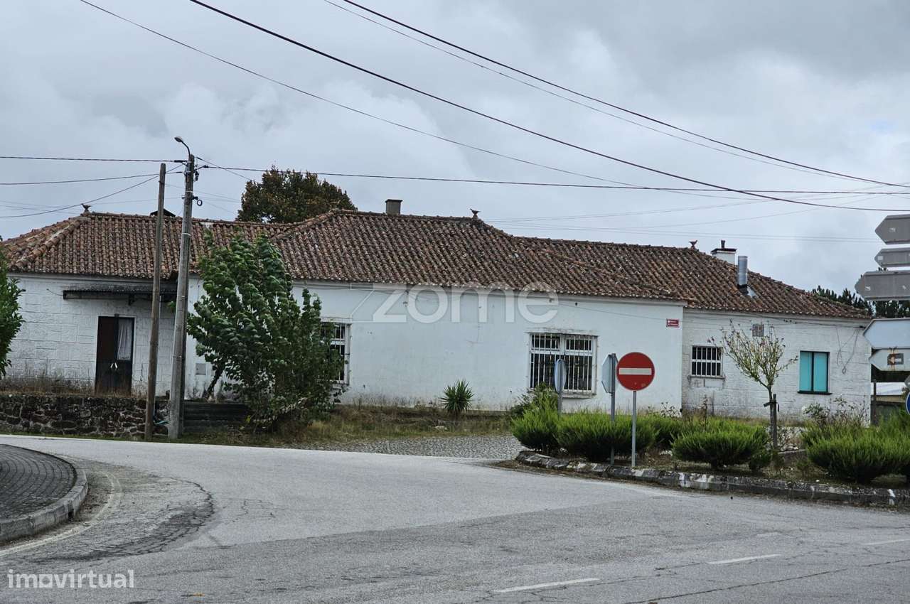 Predio Urbano Com Comercio E Habitacao Aldeia De Cha Alijo