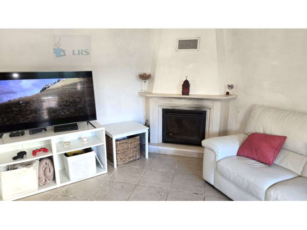 Moradia em Alcoitão - Excelente Oportunidade

Situada numa zona r...-11