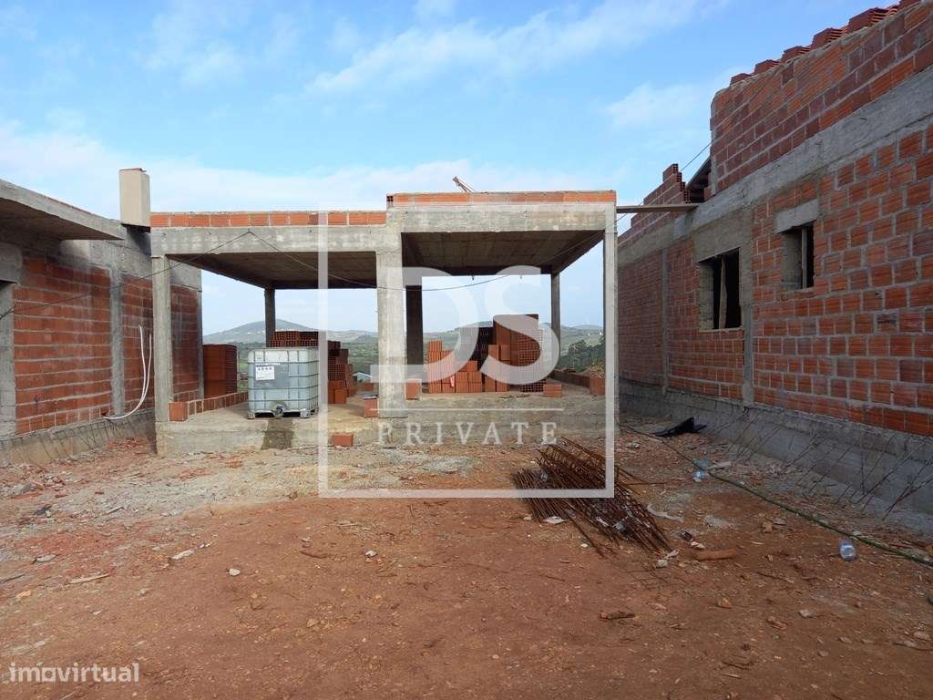 Moradia T3 Térrea unifamiliar de arquitetura moderna em fase de constr-23