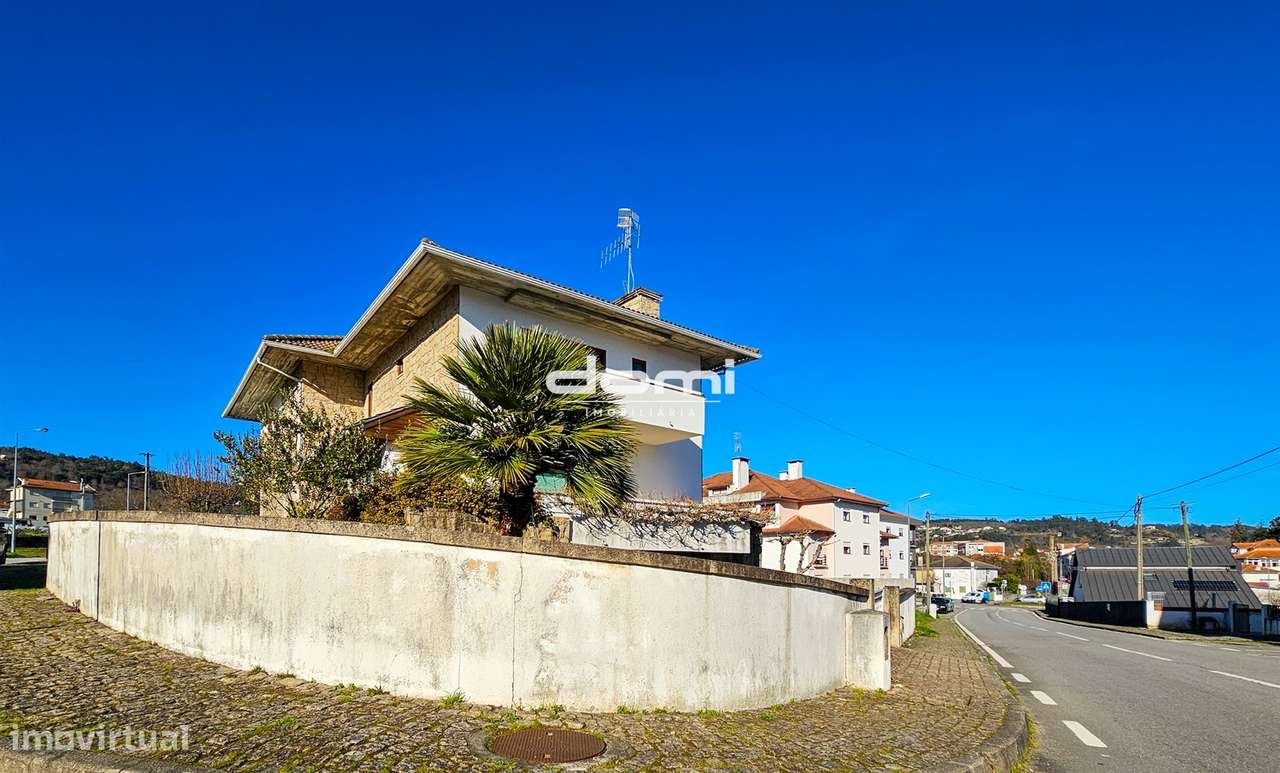 Moradia V5, situada no centro da cidade de São Pedro do Sul - Grande imagem: 1/21