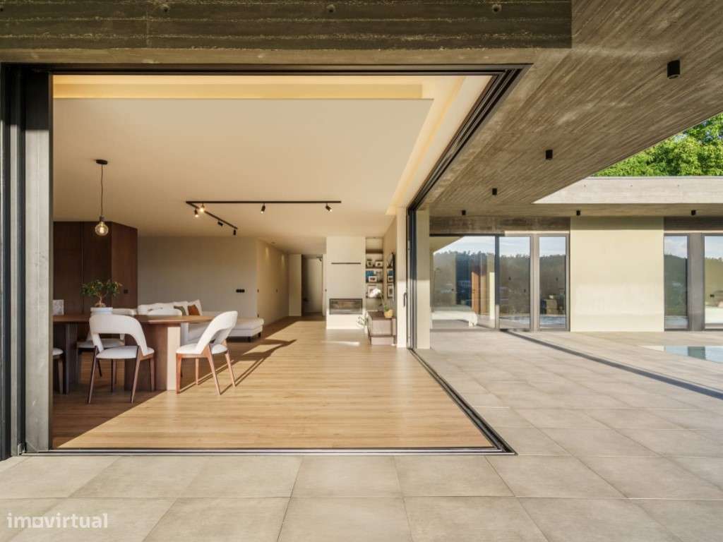 Moradia Térrea com Piscina Infinita e Vista Panorâmica sobre o Vale-31