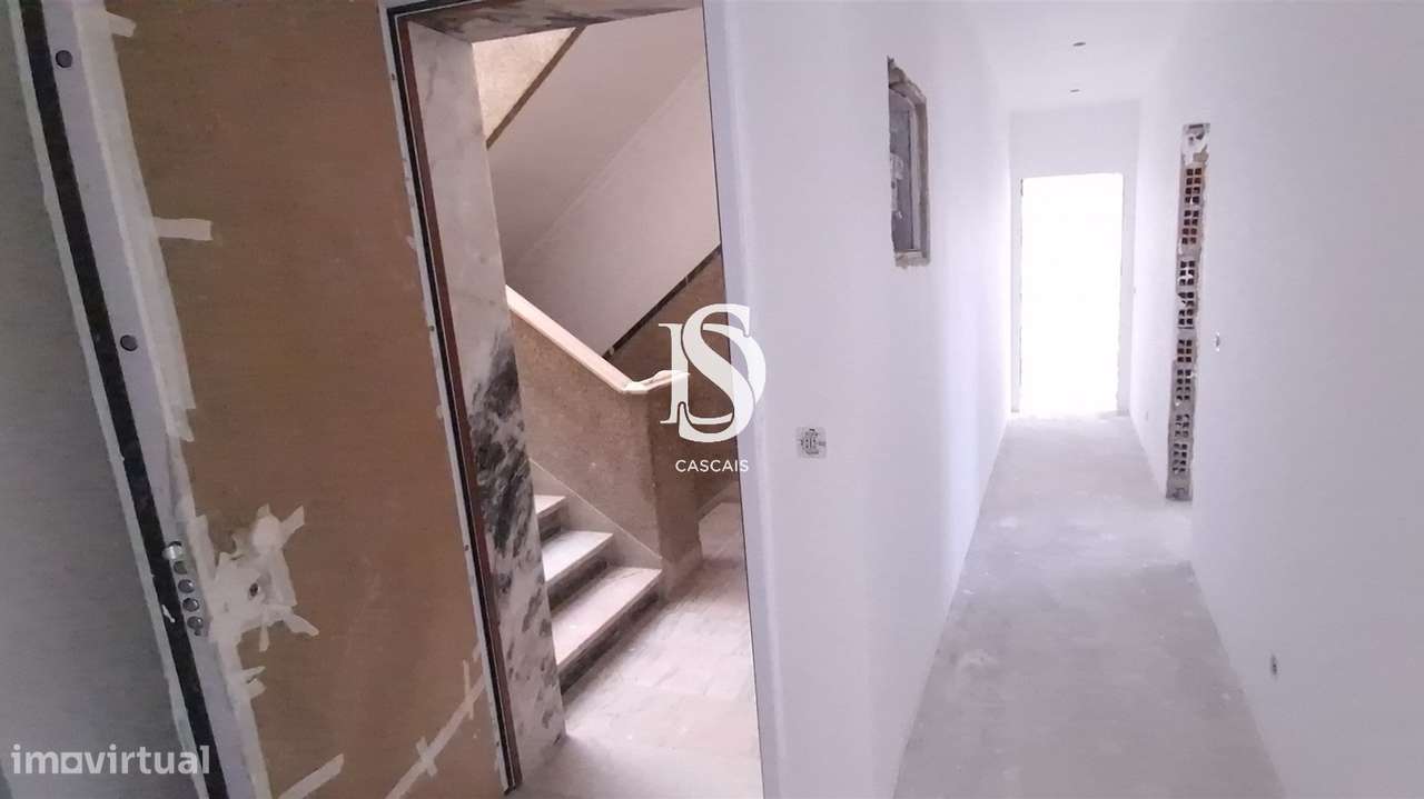 T3 Renovado no Cacém | Design Moderno e Localização Privilegiada-12