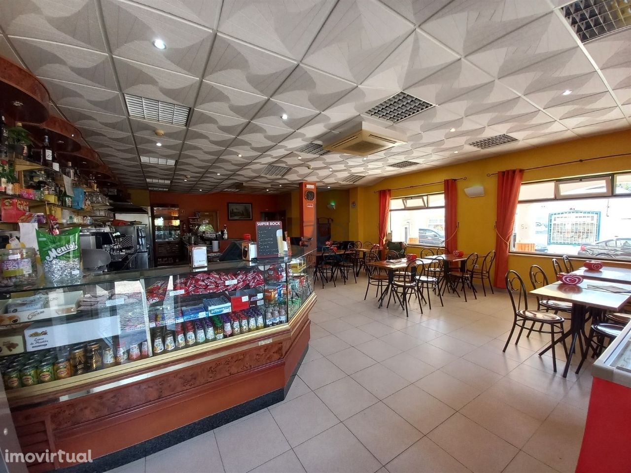 Pastelaria Pizzaria, localizada em zona privilegiada no Pinhal Novo.