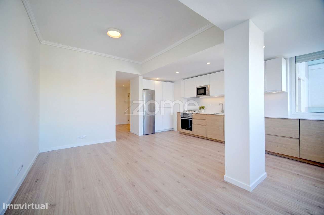 Apartamento T2, totalmente renovado, no coração de Benfica - Grande imagem: 2/27