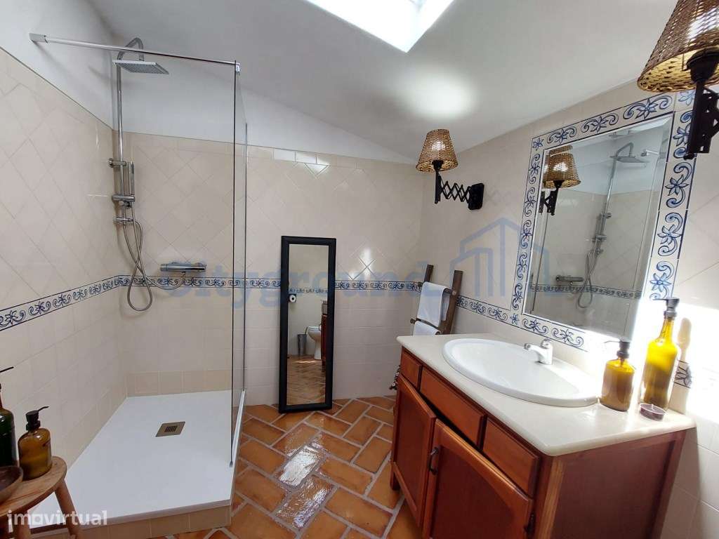 Charme com toque de luxo - Moradia V4 de 2 pisos com jardim em Regu...-29