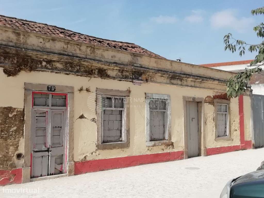 Conjunto de 3 imóveis em ruína para reabilitação no centro de Setúbal - Grande imagem: 3/20