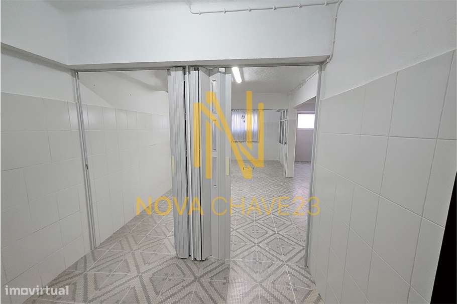 Armazém com 136m2 na Av. de Santa Maria-3