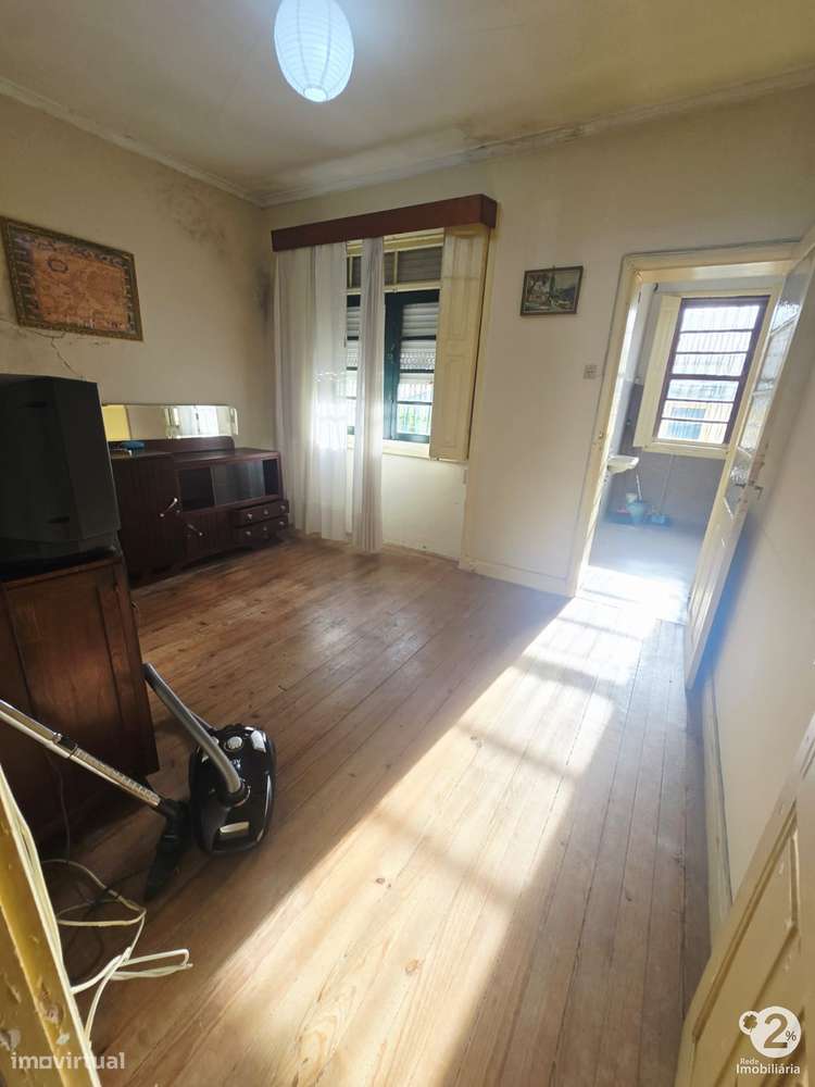 Moradia V3 no Porto perto do Parque Nascente ( para recuperar )-8