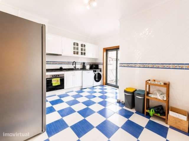 Apartamento T2 com terraço e garagem na Mamarrosa-6
