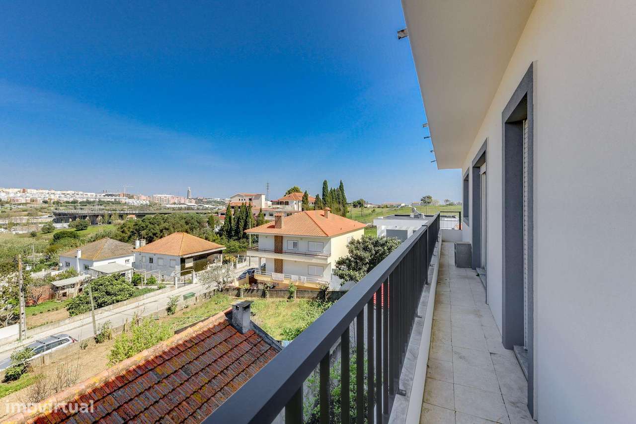 T2 RENOVADO NA SOBREDA COM VARANDA - Grande imagem: 5/27