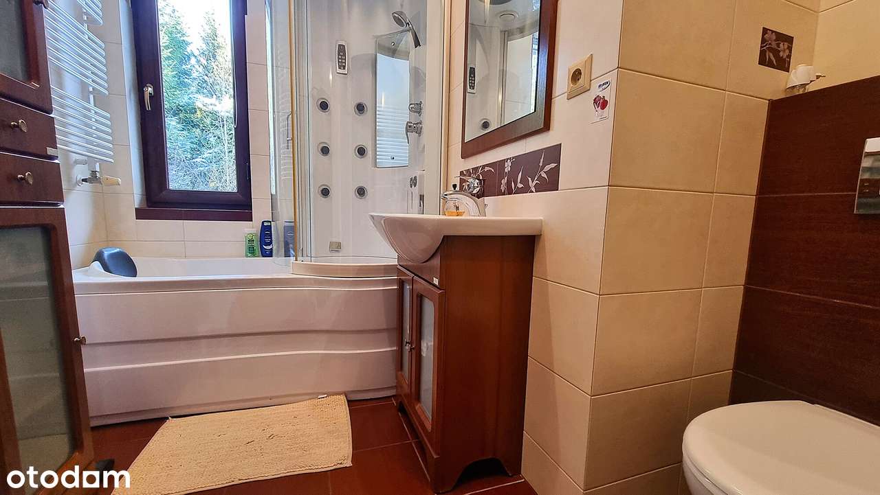 Komfortowy duży dom z pięknie zagospodarowaną działką w Szczecinku.-11