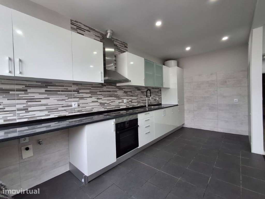 APARTAMENTO T1+1 NA RUA 26 DE JANEIRO - BAIXA DA BANHEIRA-1