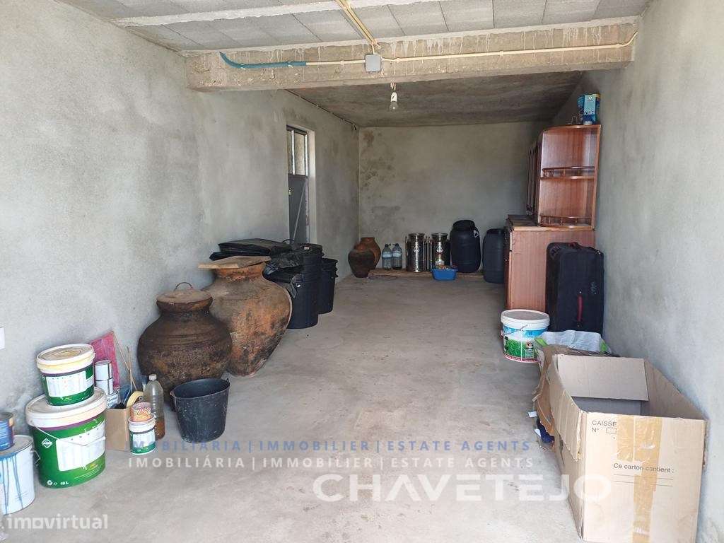 Moradia de Campo com Terreno, Furo de Água e Olival-24