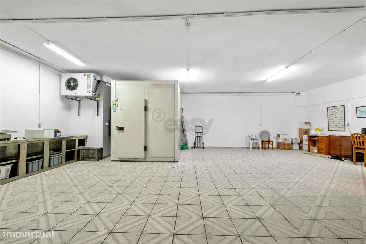 Armazém/Estacionamento Fechado – 155 m² – Tapada das Mercês-10