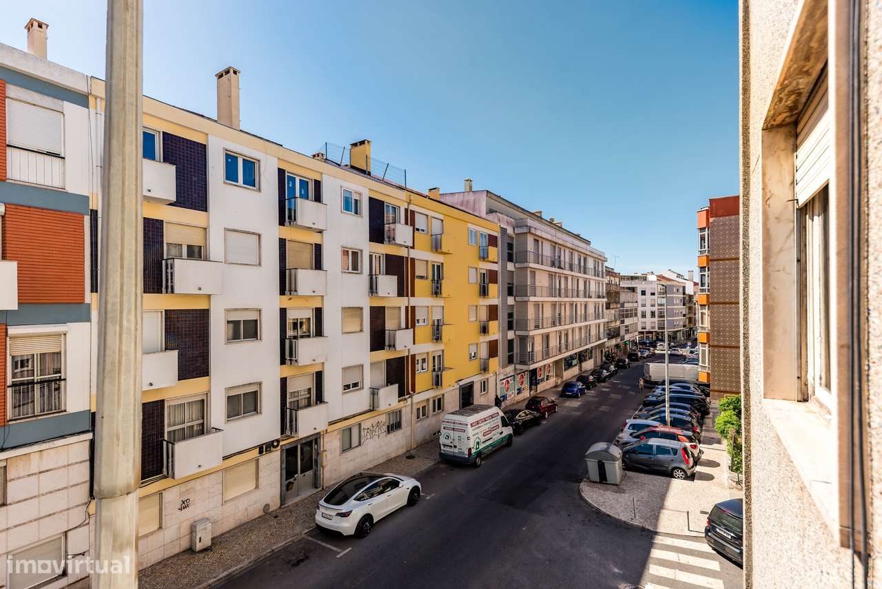 Luminoso Apartamento T2 (com Potencial para T3) na Av. José Elias Garc-27