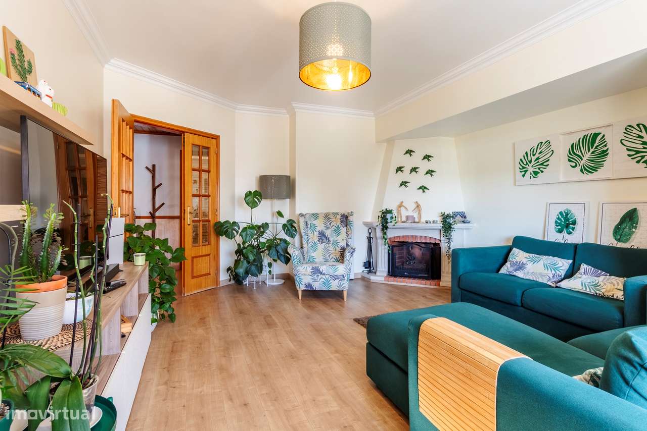 Apartamento T3 convertido em T2 c/ 2 Salas, Semi Remodelado em São Mar-13