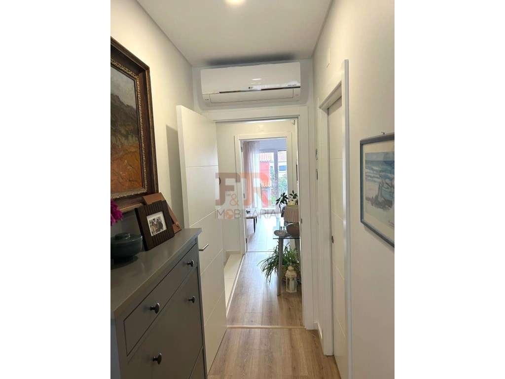 Semi-Nova Geminada Duplex T3 com Piscina Fernão Ferro-55