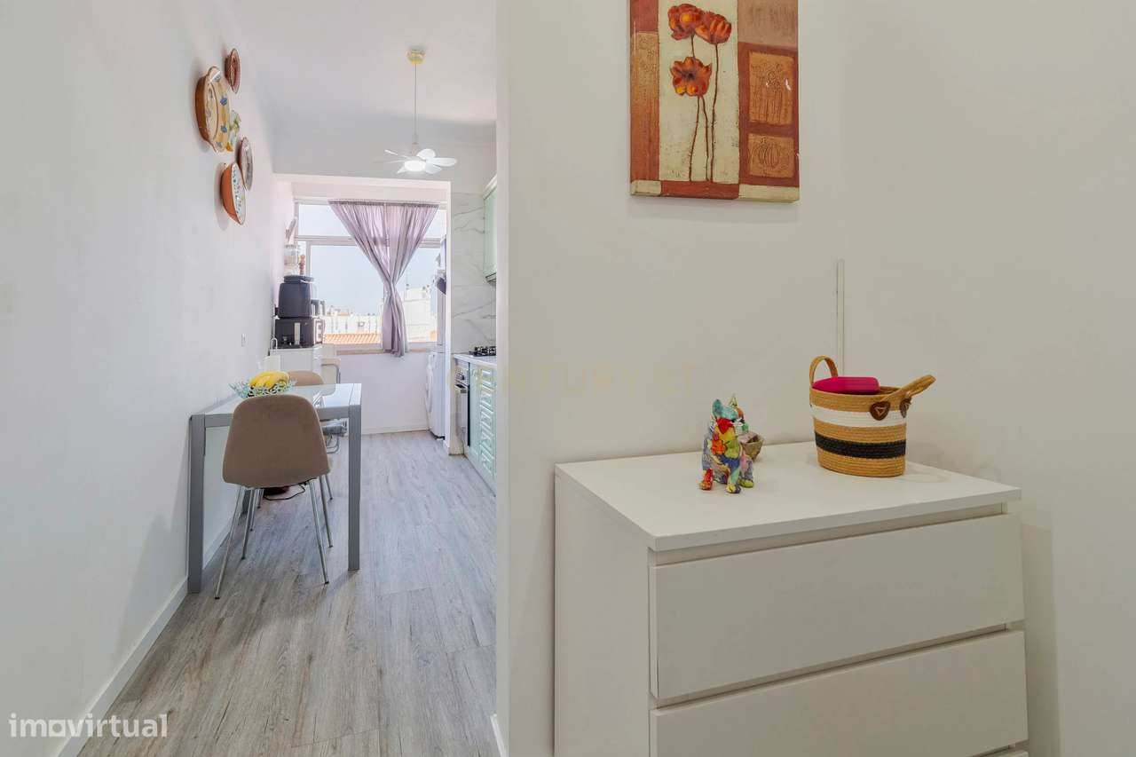 Apartamento T2/3  remodelado com excelente luminosidade e varanda fech-3