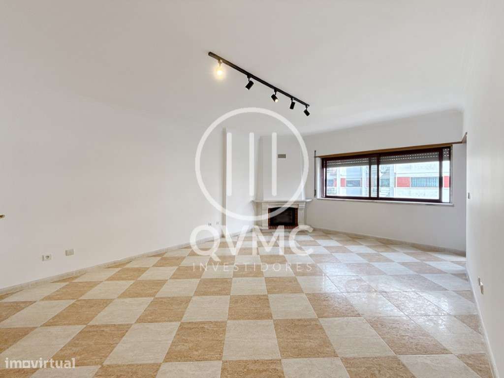 Apartamento T1 na Cavaleira com parqueamento e varanda-13