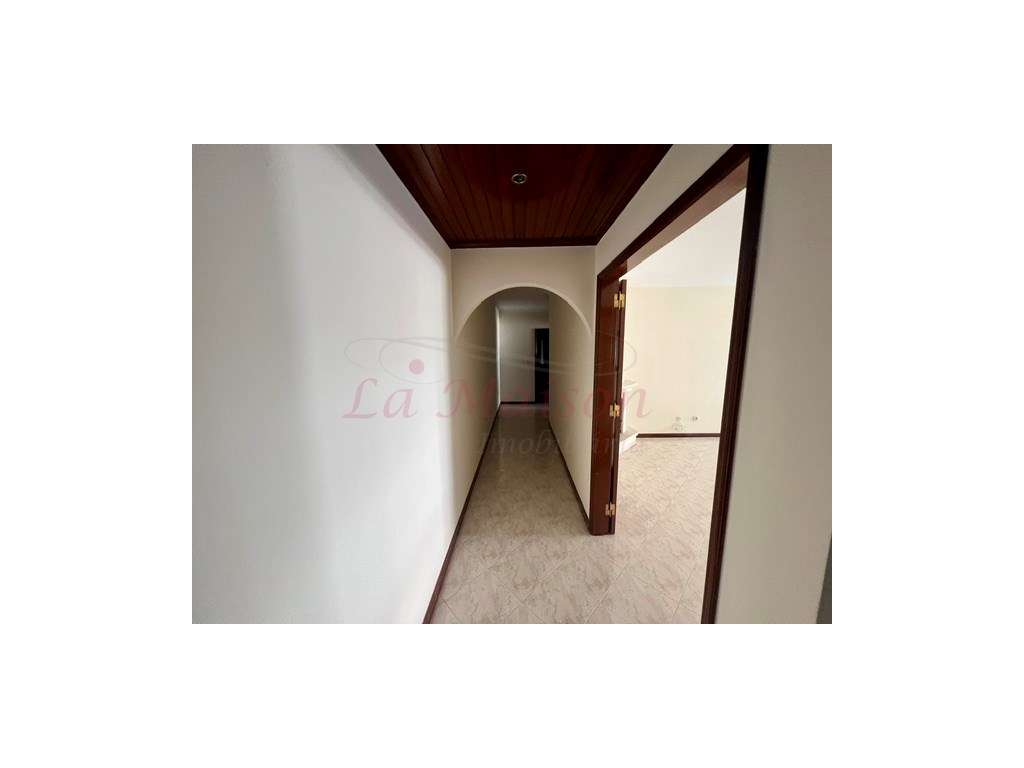Apartamento T2 com parqueamento em Algueirão - Mem Martins-6