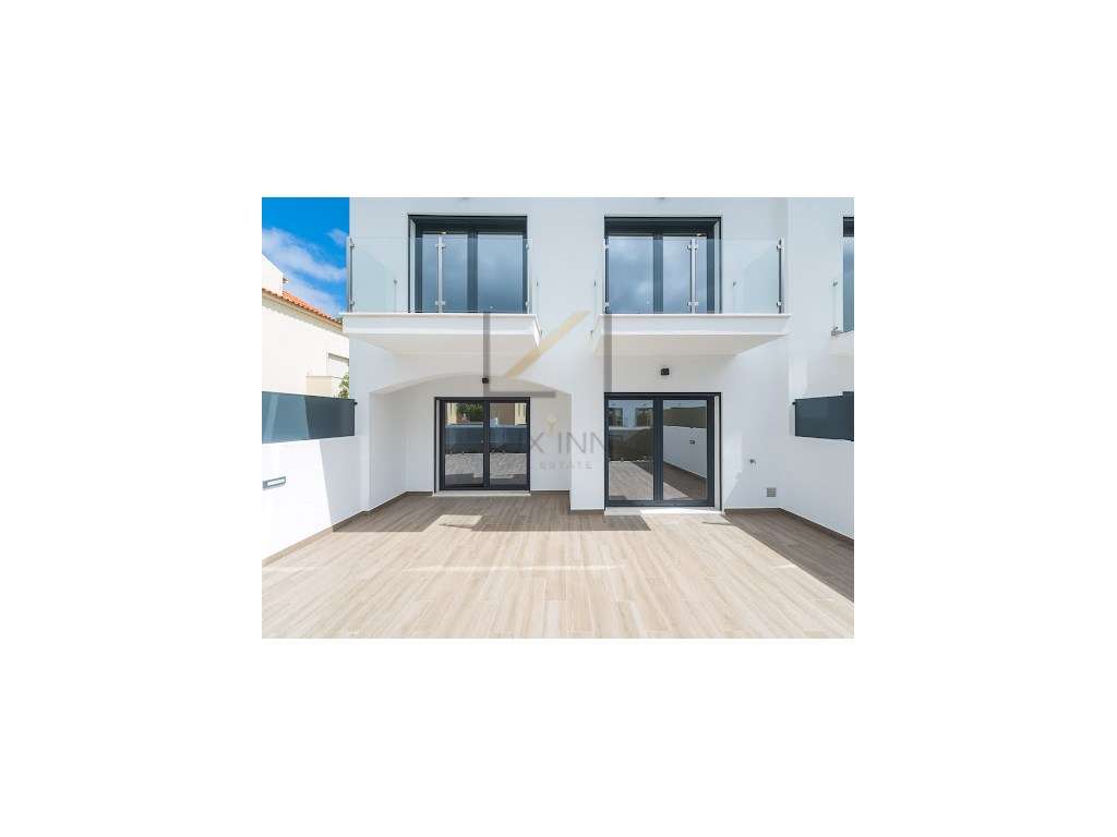 Moradia de Luxo T4 , São Pedro Do Estoril, com Piscina e Garagem-17