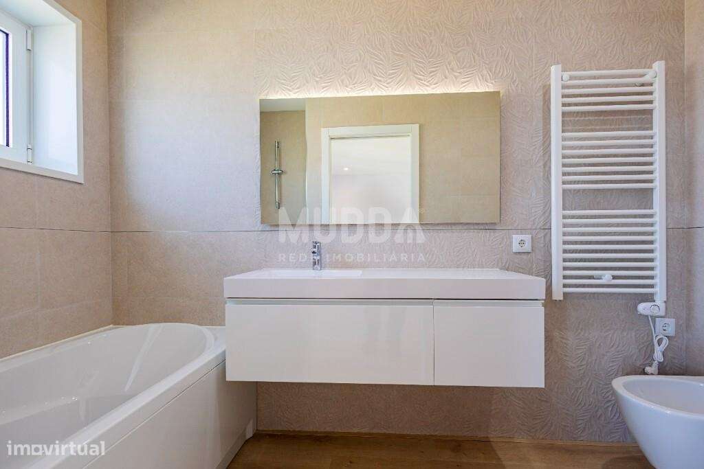 Moradia T4 com Design Contemporâneo e Acabamentos Premium-23