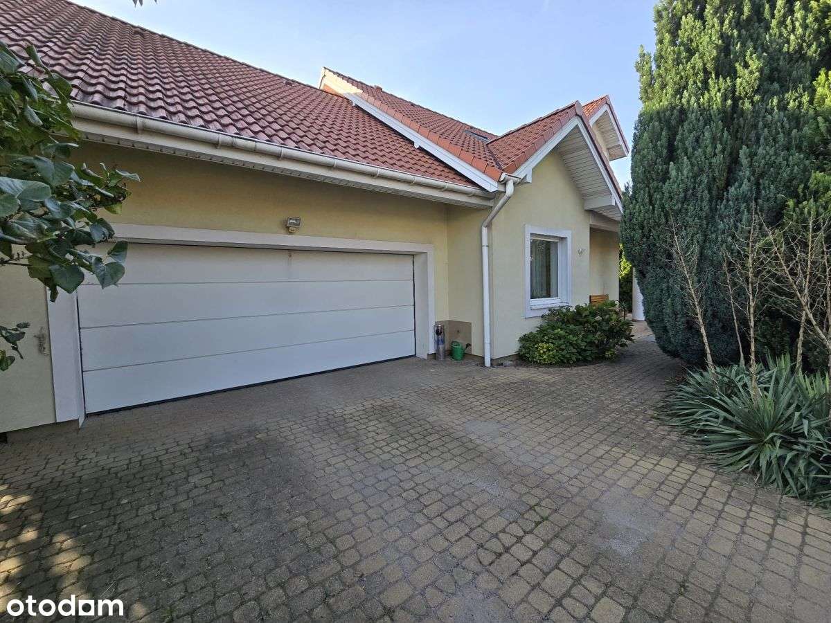 Przestronny dom na sprzedaż w Białołęce-0