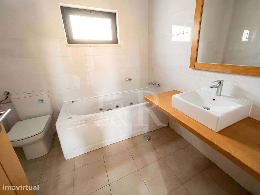 Moradia T5 com varandas, jardim e garagem no Feijó, Almada-24