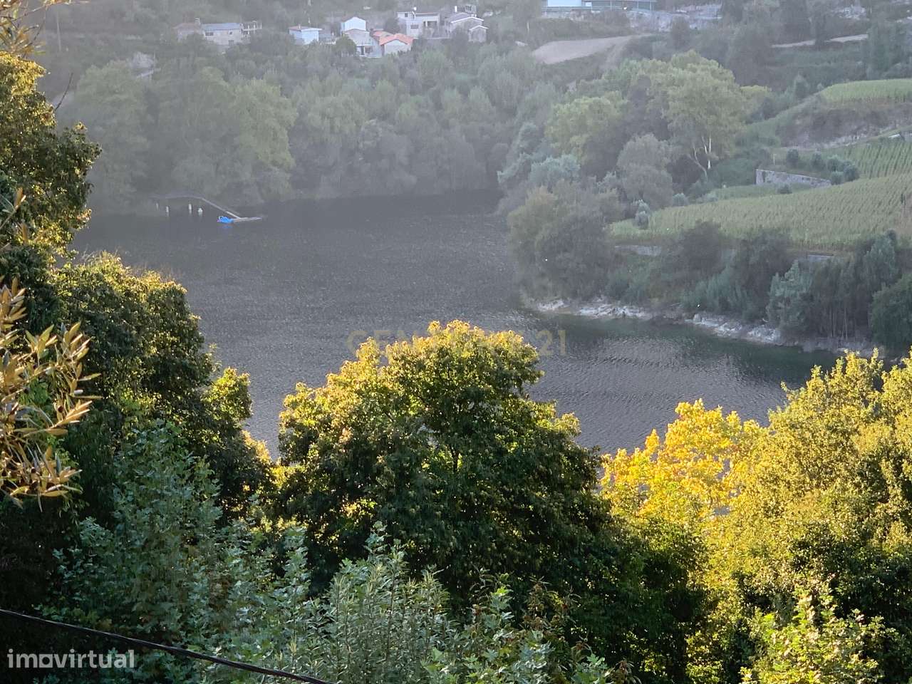 Terreno com 2.240m2 ² com vista deslumbrantes para o rio no Gerês - Grande imagem: 5/19