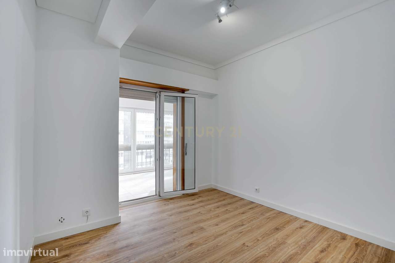 T2 transformado em T3, totalmente remodelado, localizado numa das zona-25