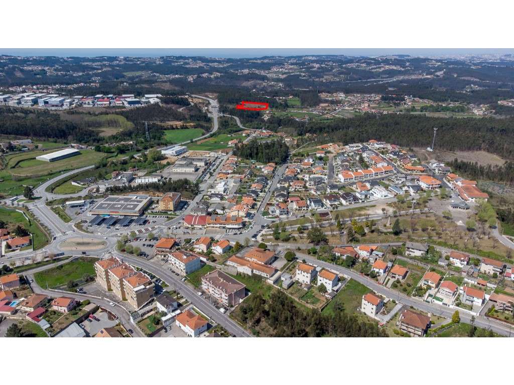 Terreno com 18414m² para construção pavilhões industriais junto à A...-18