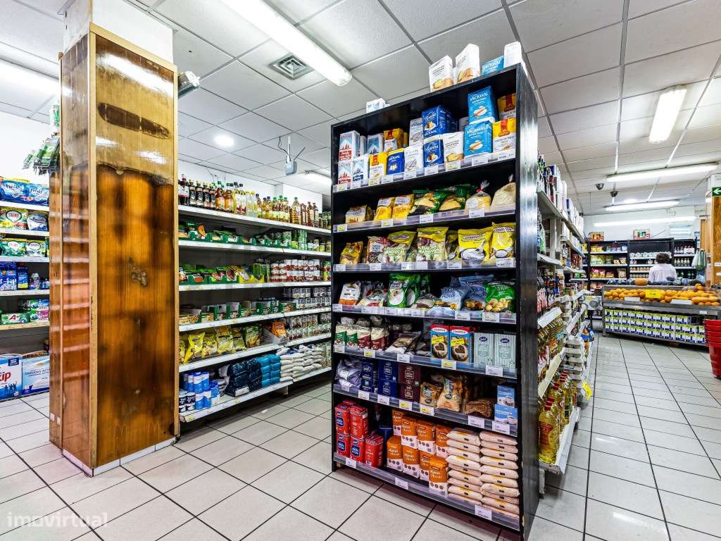 Supermercado em funcionamento no centro de Albufeira-13