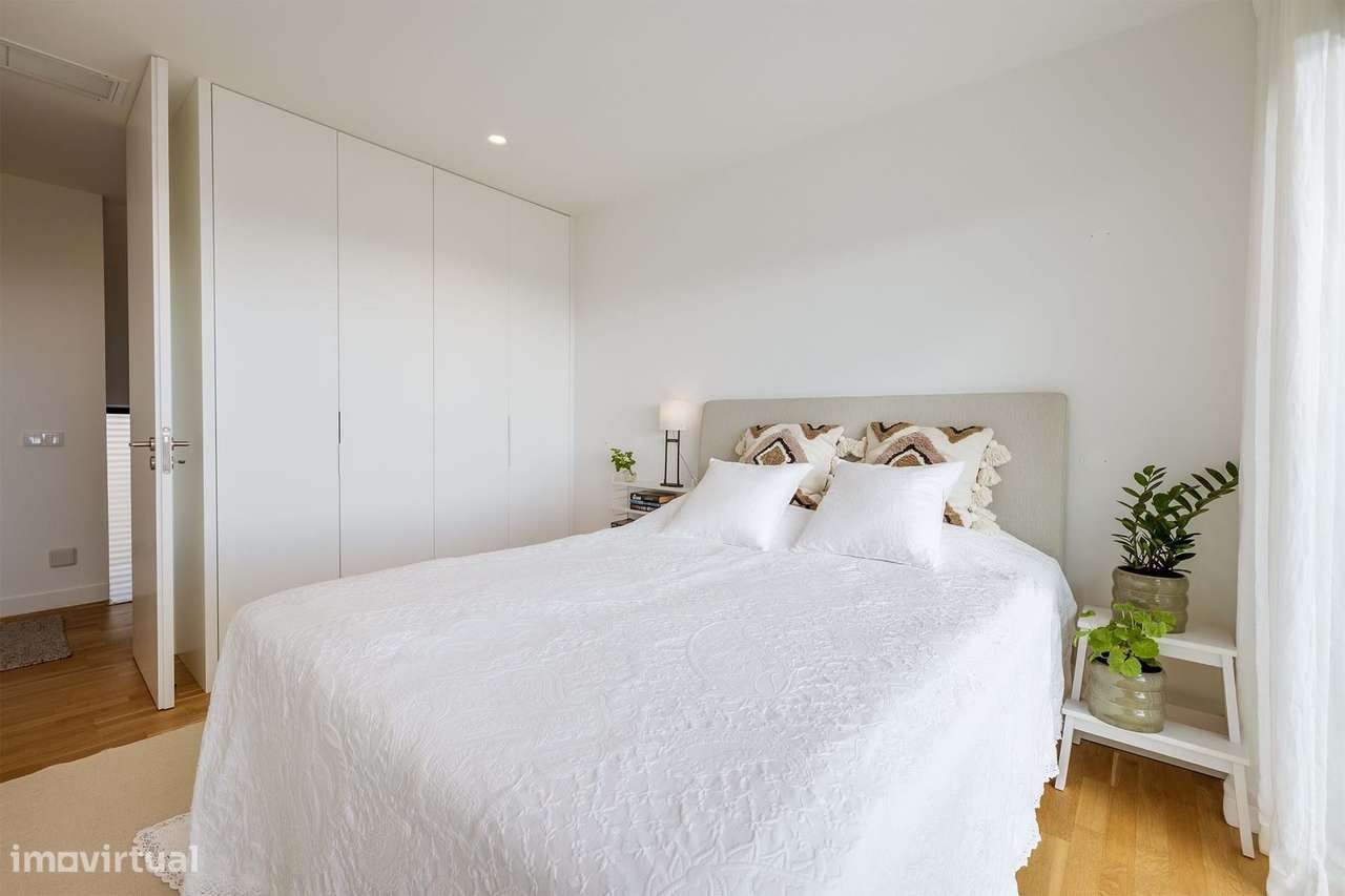 MODERNA E LUXUOSA MORADIA T3 COM PISCINA E GARAGEM PERTO DA MARINA DE-26