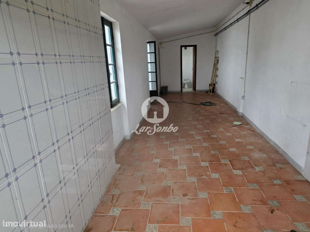 Terreno para stand com pequeno anexo de apoio - Grande imagem: 2/7