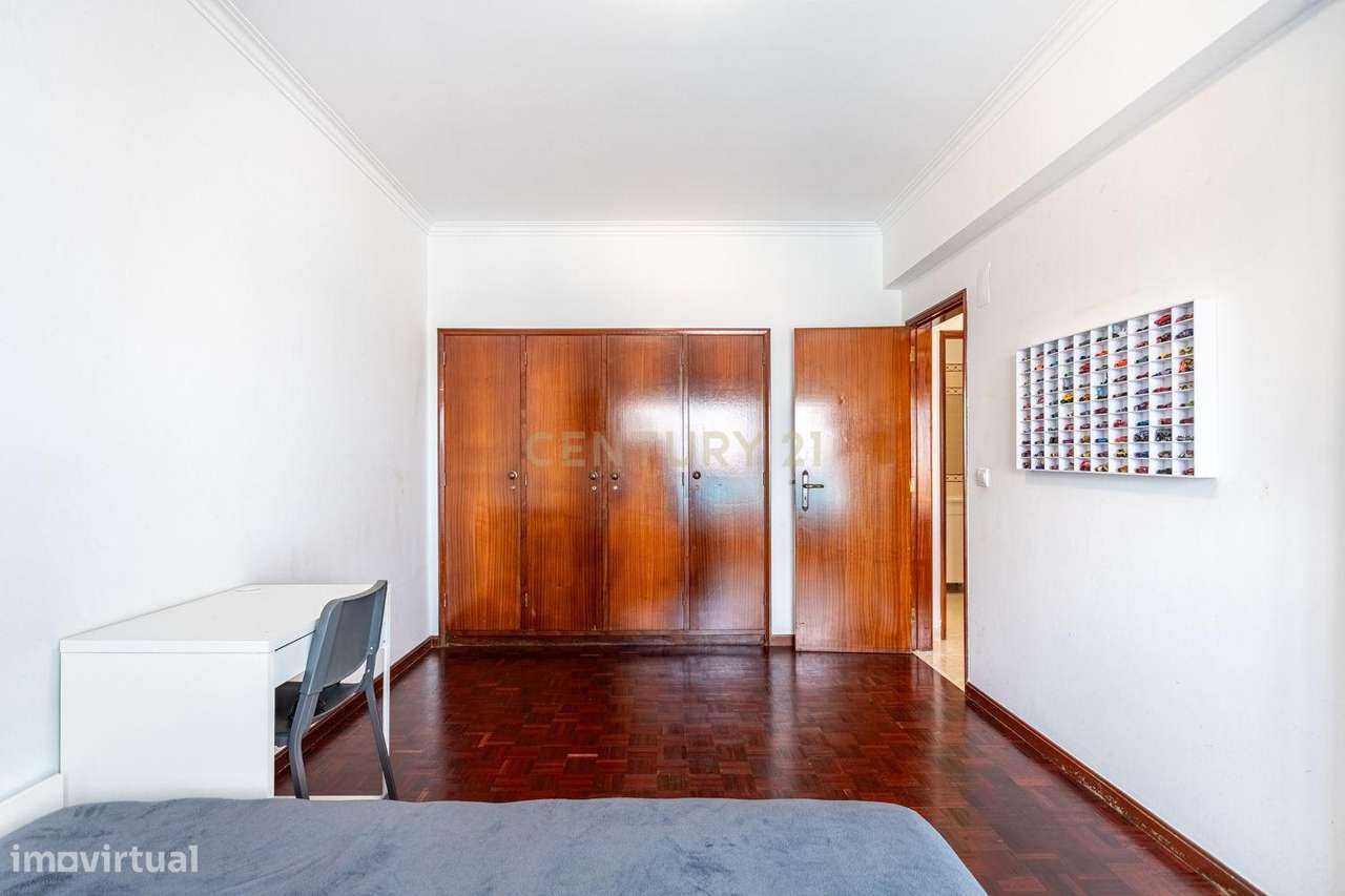 Apartamento T2 à Venda em Vale Flores-11