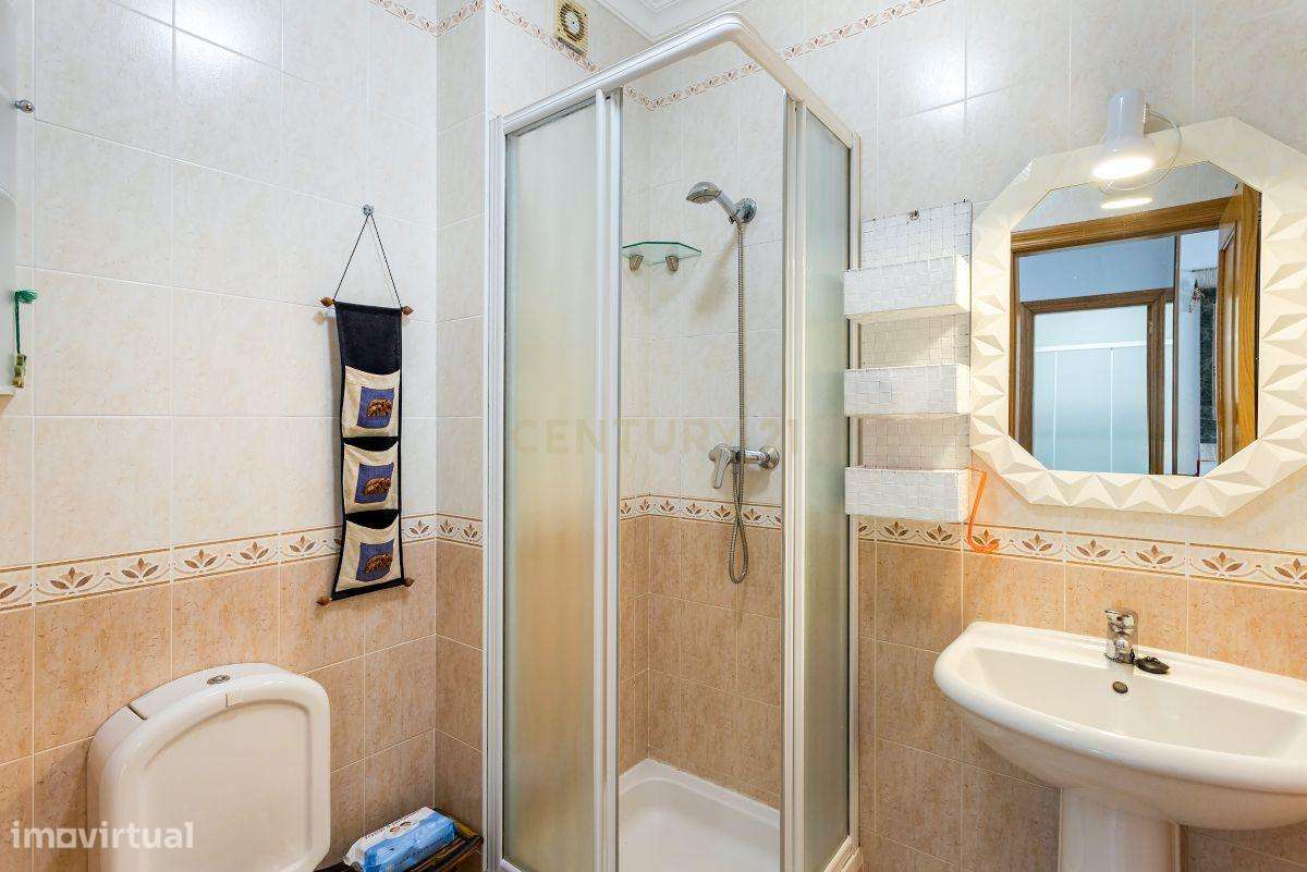 Apartamento T2 com Grandes Varandas e estacionamento no Mato Santo Esp-17