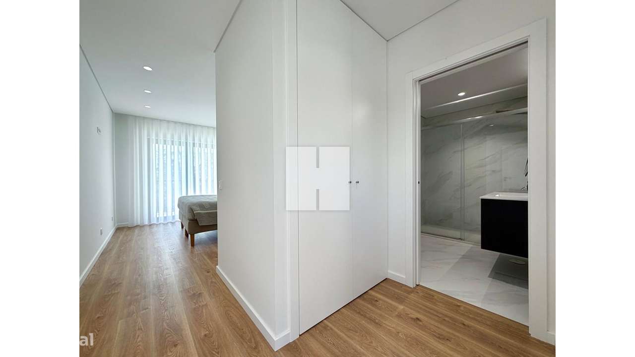 Moradia T4 Nova e Completa-27