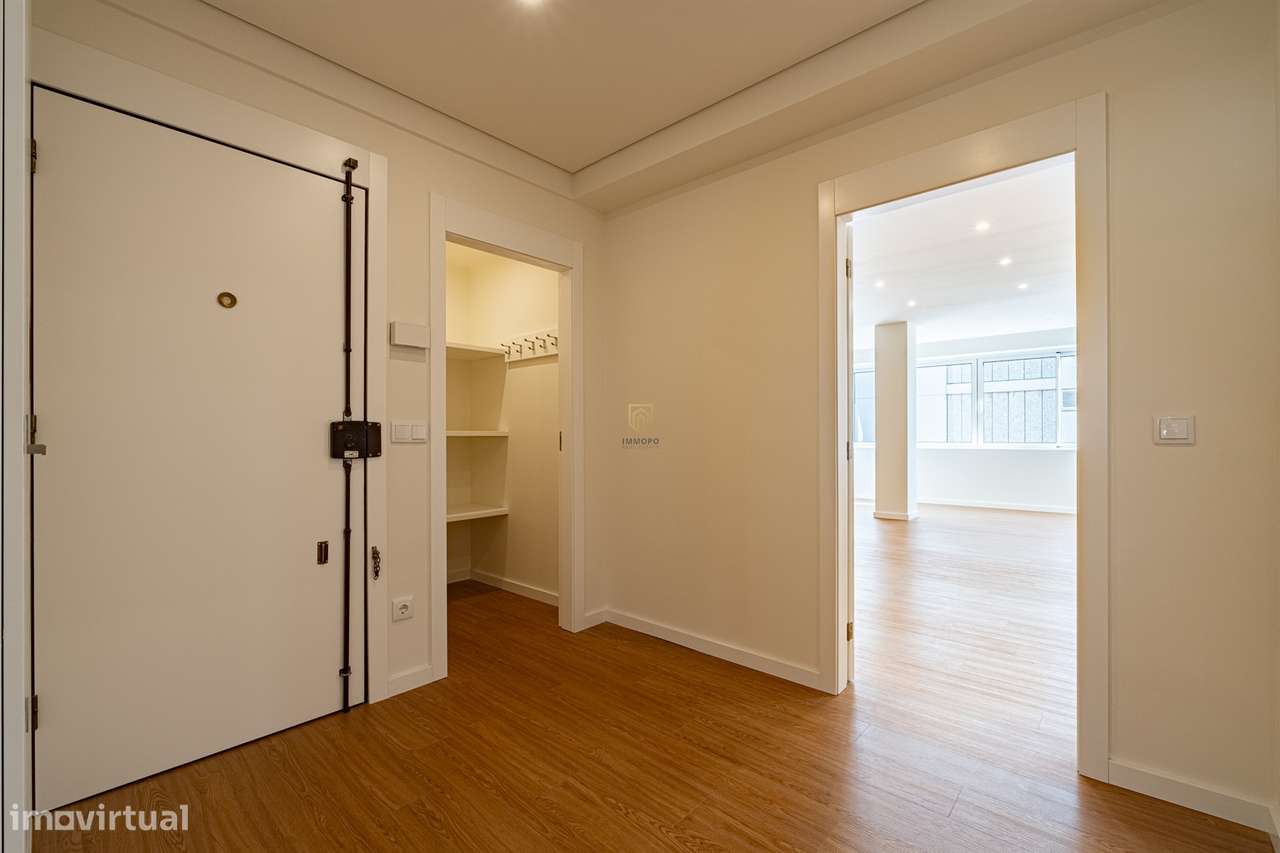 Apartamento T4 totalmente remodelado na Avenida da Boavista, Porto.-27
