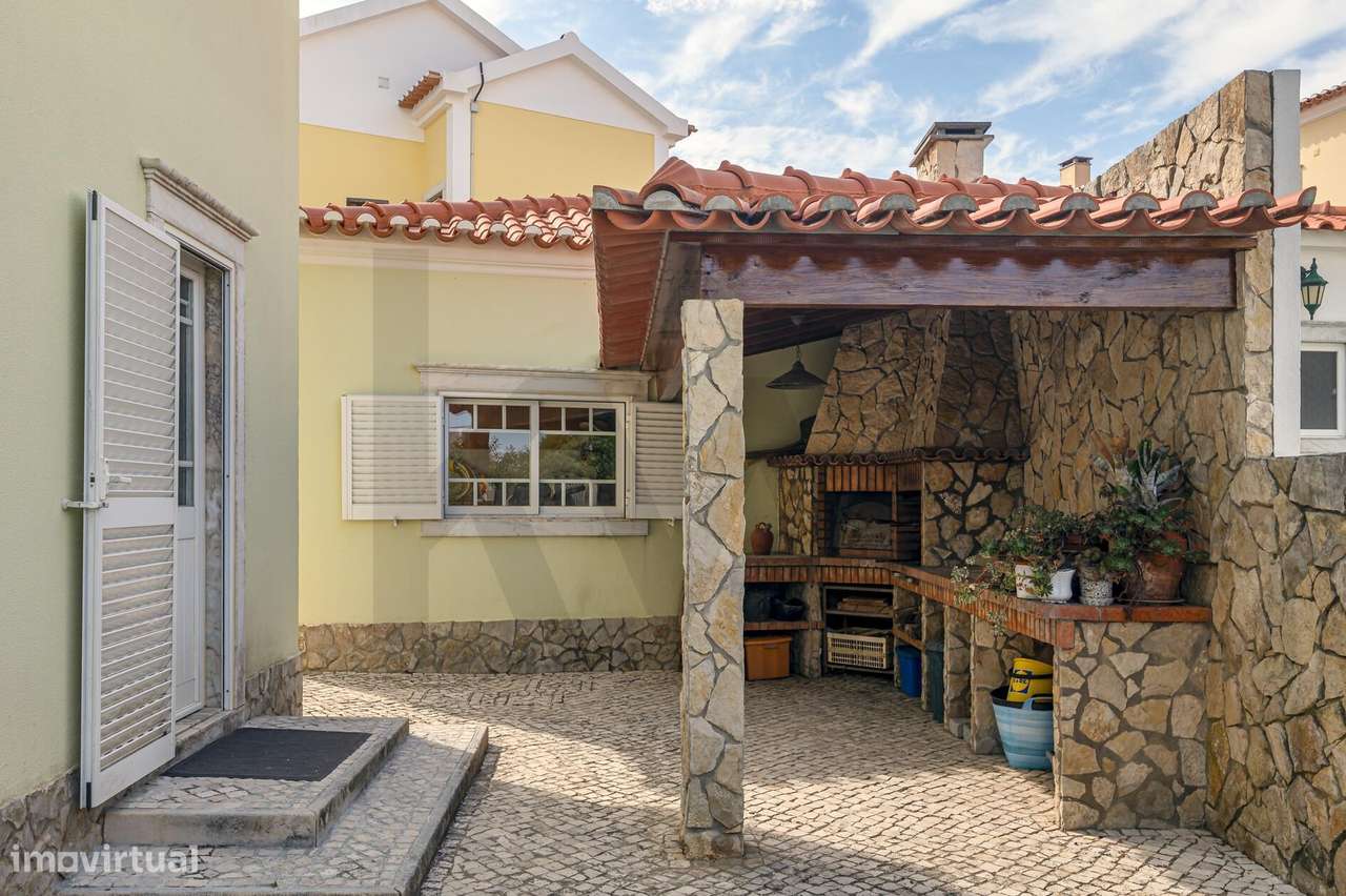 Moradia T4 Independente com Jardim – A 12 min a pé da Praia e 35 min d-10