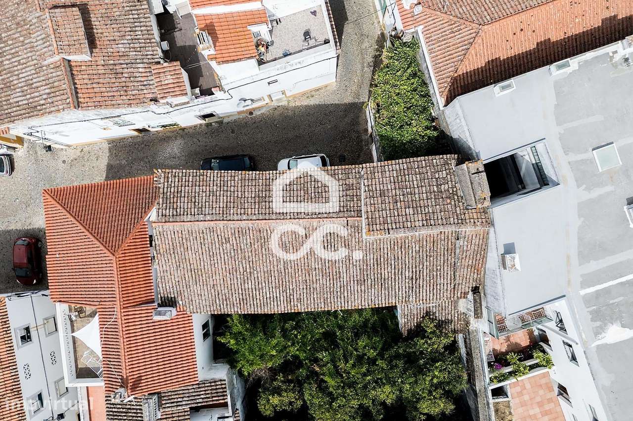 Moradia T3 Bifamiliar de 1º andar com Terraço no Centro Histórico de É-26