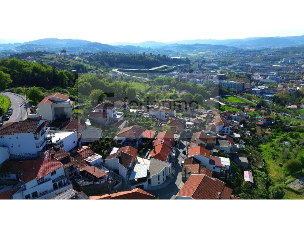 Moradia Geminada T3 com Vista Deslumbrante sobre Guimarães-56