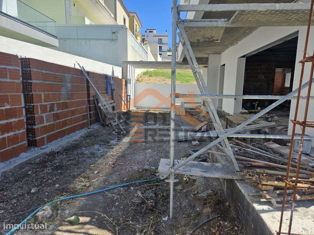 Moradia T4 em fase de construção, situada no Bairro Casal São Sebas...-3