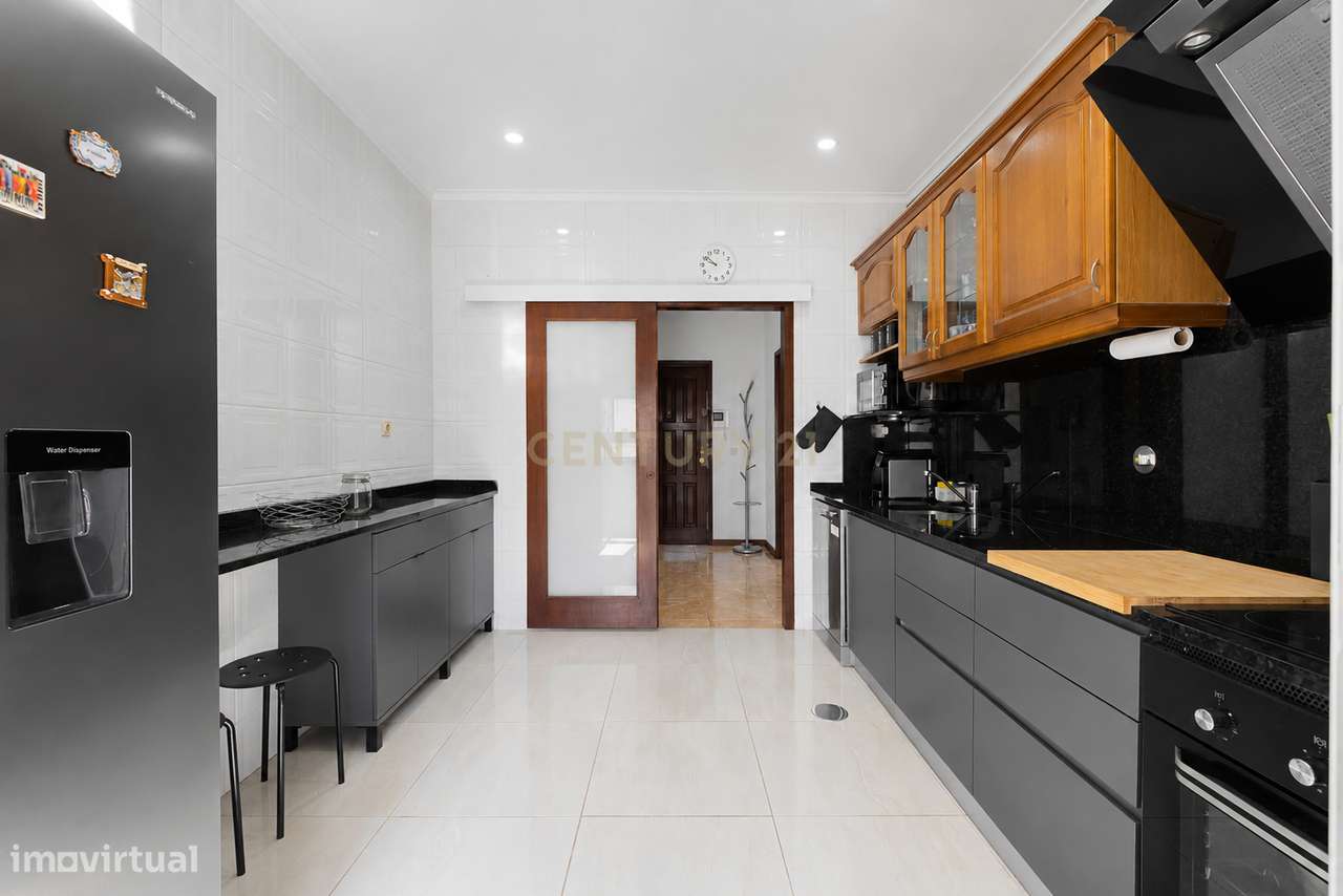 Apartamento T2 em Vila Nova de Gaia com Garagem e Elevador-17
