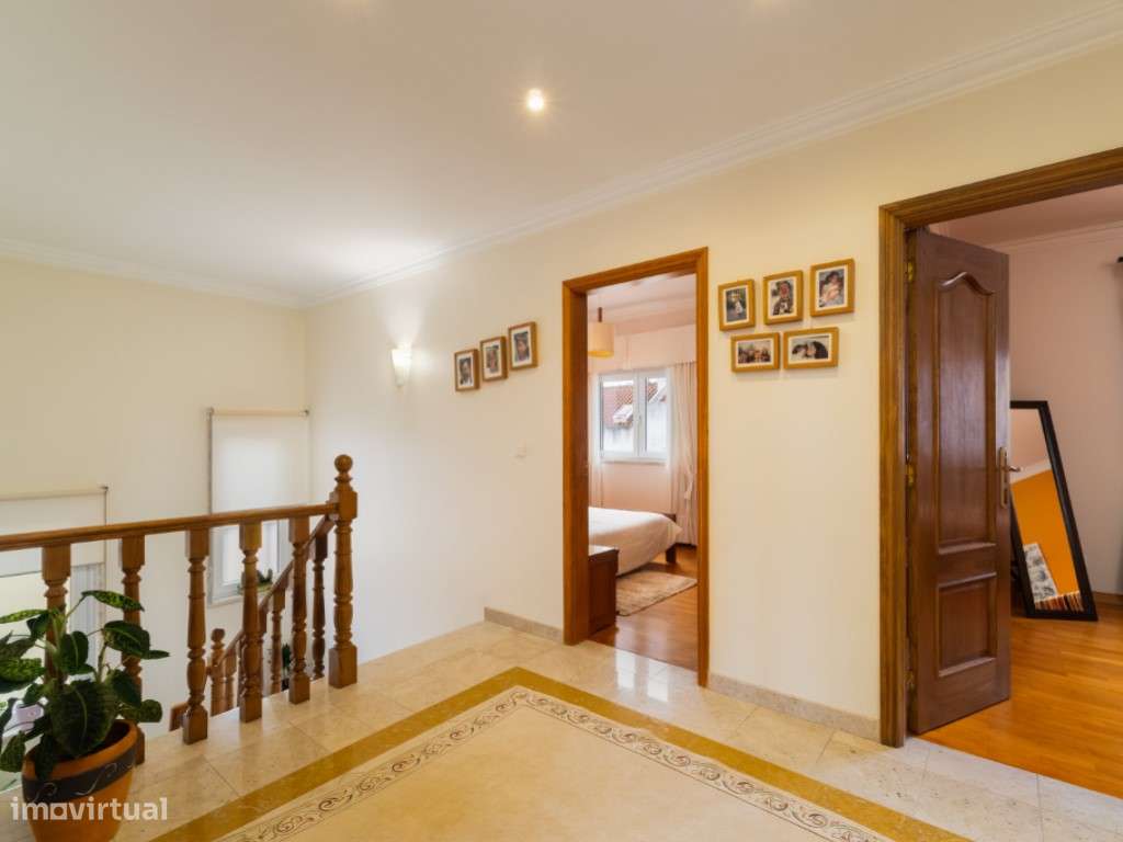 Moradia T4+1 localizada no bairro do 'Casal Novo'.-13