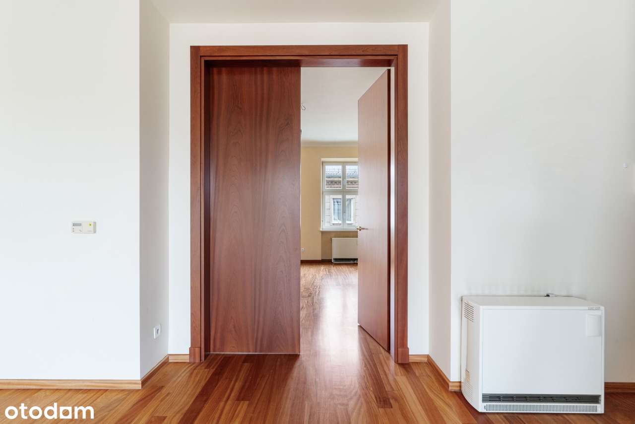 Lokal w kamienicy, zadbany budynek, parking na zamykanym podwórku. - Pełny obrazek: 5/10