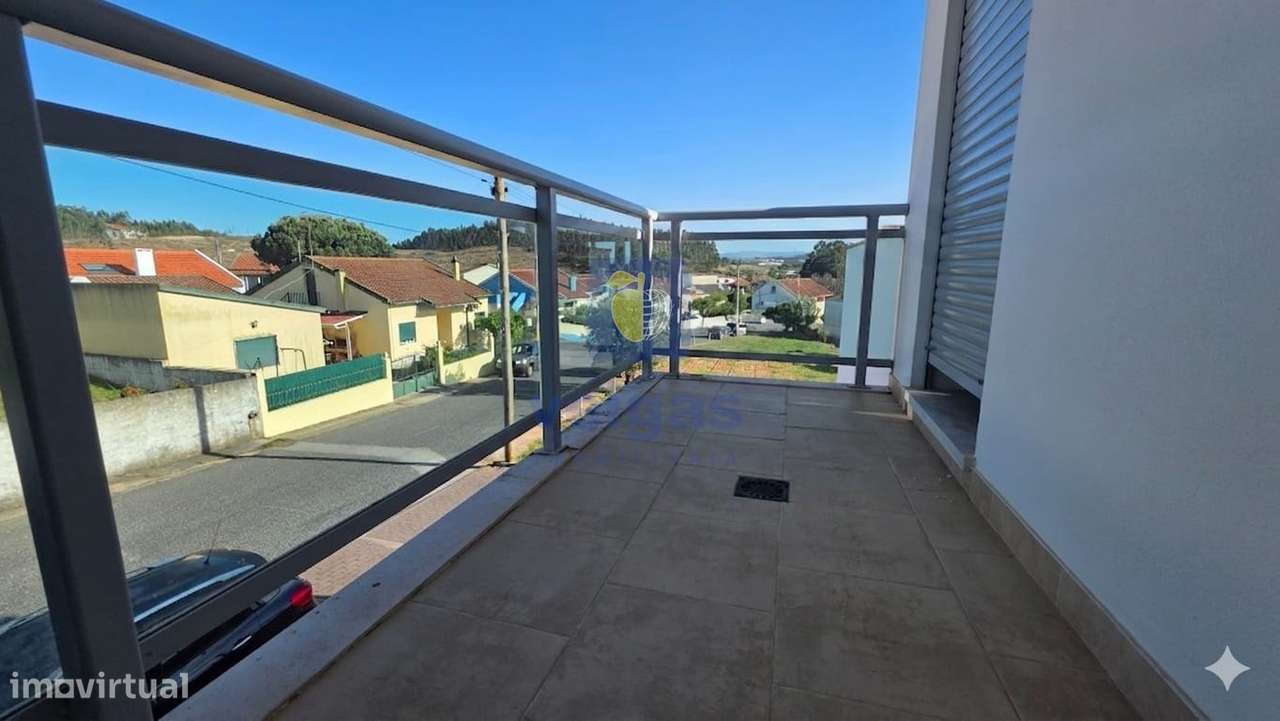 Apartamento T2 com Terraço em Outeiro da Cabeça-12